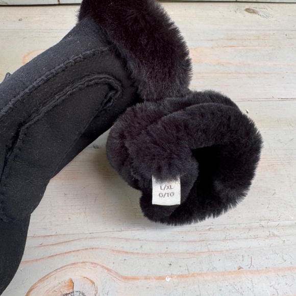 UGG  LOGO SUEDE AND SHEEPSKIN MITTENS - Picture 6 of 7